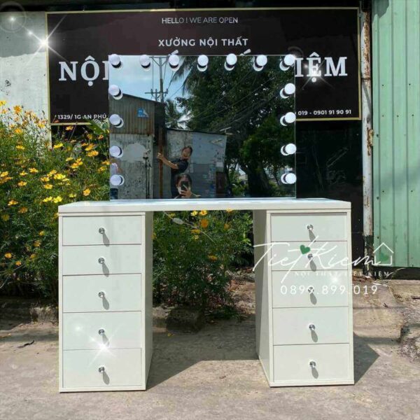 ban-trang-diem-co-den