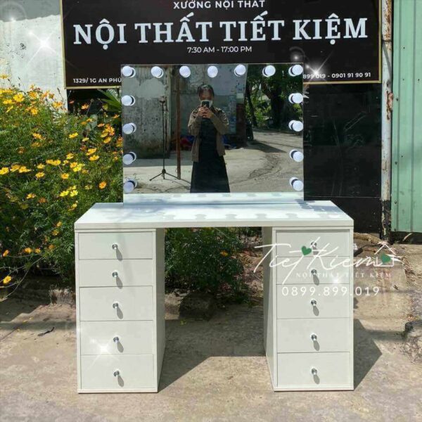 bàn trang điểm có đèn màu trắng
