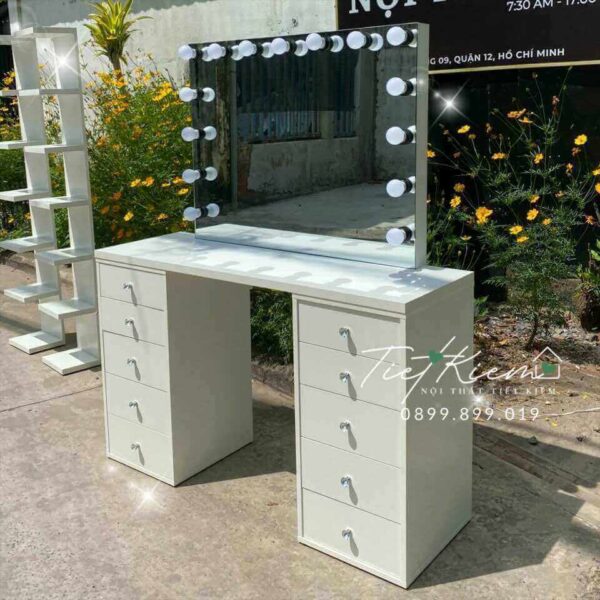 ban-trang-diem-co-den