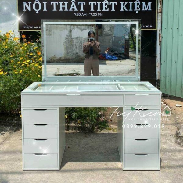 ban-trang-diem-mau-trang