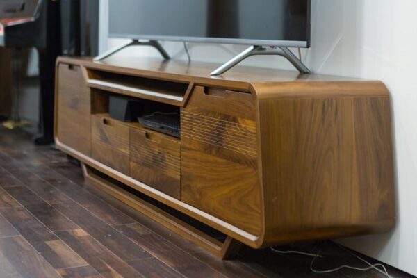 Tủ tivi phòng khách bằng gỗ công nghiệp có tốt không? 1 Tu-tivi-phong-khach-bang-go