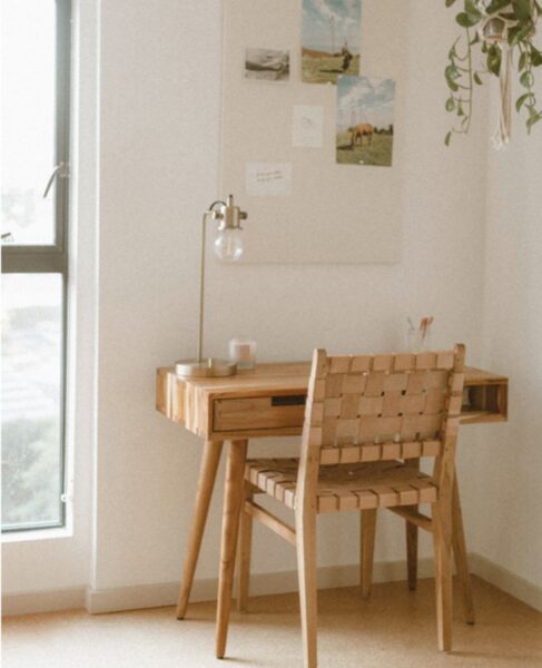 Bàn Học Gỗ Cho Trẻ Nhỏ – Bền, Đẹp, Không Mùi, An Toàn Tuyệt Đối 1 Ban-Hoc-Go-Cho-Tre-Nho