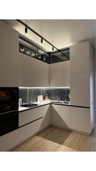 đóng tủ bếp gỗ nên chọn gỗ tự nhiên hay gỗ công nghiệp?