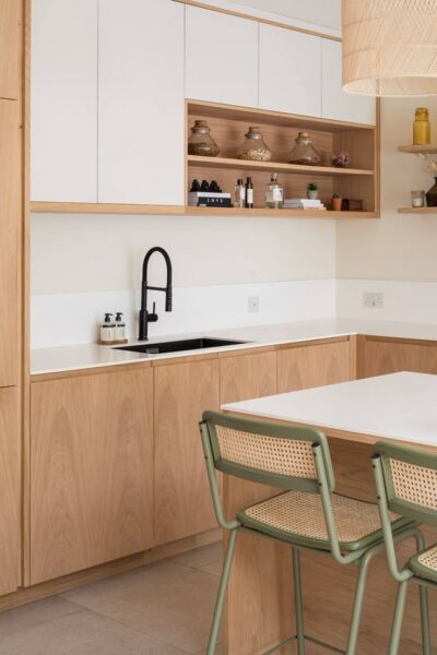 Có Nên Thuê Thợ Làm Tủ Bếp Tại Nhà? Kinh Nghiệm Để Tránh Bị “Chặt Chém” 2 Thue-Tho-Lam-Tu-Bep-Tai-Nha