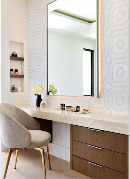 Nên Mua Bàn Trang Điểm Loại Nào? Gương Gập, Gương Tròn Hay Gương Đèn LED? 1 Mua-Ban-Trang-Diem-Loai-Nao