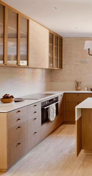 mẫu tủ bếp chữ l có quầy bar mini – sang trọng, tiện lợi cho nhà phố