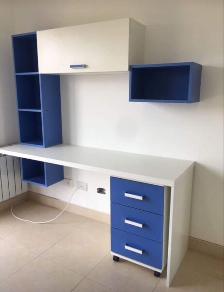 gợi ý bàn học phù hợp cho bé trai lớp 1 – đơn giản, dễ tập trung