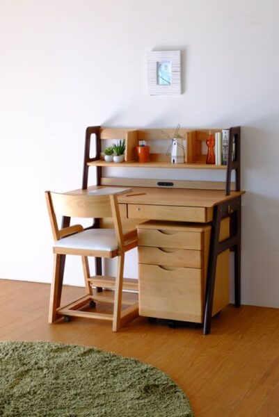 Giải Pháp Bàn Học Nhỏ Gọn Cho Bé Lớp 1 Trong Không Gian Hạn Chế 3 Giai-Phap-Ban-Hoc-Nho-Gon-Cho-Be-Lop-1