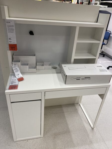 Gợi Ý Bàn Học Phong Cách Hiện Đại – Đẹp Và Tăng Cảm Hứng Học Tập 2 Goi-Y-Ban-Hoc-Phong-Cach-Hien-Dai