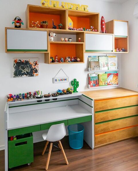 mẫu bàn học hình siêu nhân, xe cộ – bé trai càng học càng hứng thú