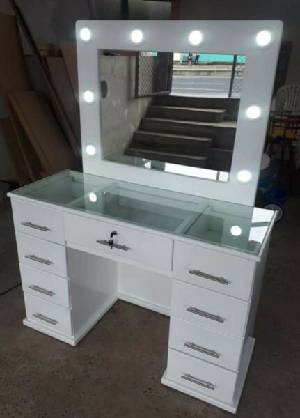 Bàn trang điểm gỗ trắng giá rẻ – lựa chọn thông minh 4 Ban-Trang-diem-Go-Trang-Gia-Re