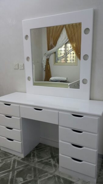 Bàn trang điểm gỗ trắng giá rẻ – lựa chọn thông minh 1 Ban-Trang-diem-Go-Trang-Gia-Re