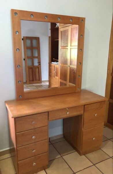 Phong-Ngu-Voi-Ban-Trang-diem-Go