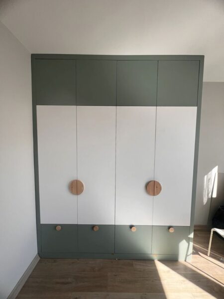 Tu-Quan-ao-Nhua-Cho-Be