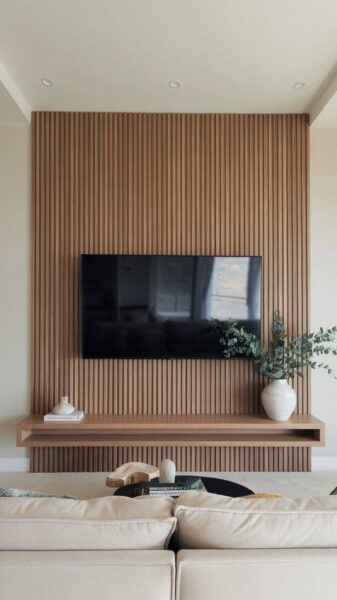 Tu-Ke-Tivi-Treo-Tuong