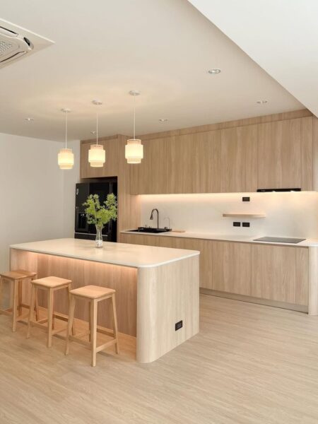 tủ bếp gỗ cho nhà phố – cách chọn kiểu dáng tiết kiệm chi phí