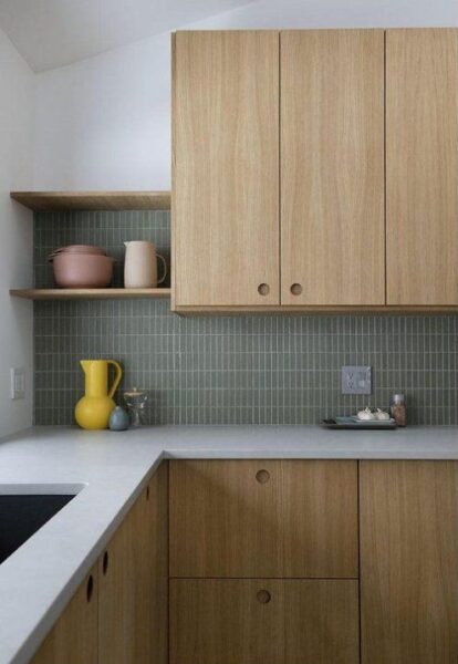 tủ bếp gỗ tự nhiên hay gỗ công nghiệp 2026? nên chọn loại nào để bền – đẹp – tiết kiệm