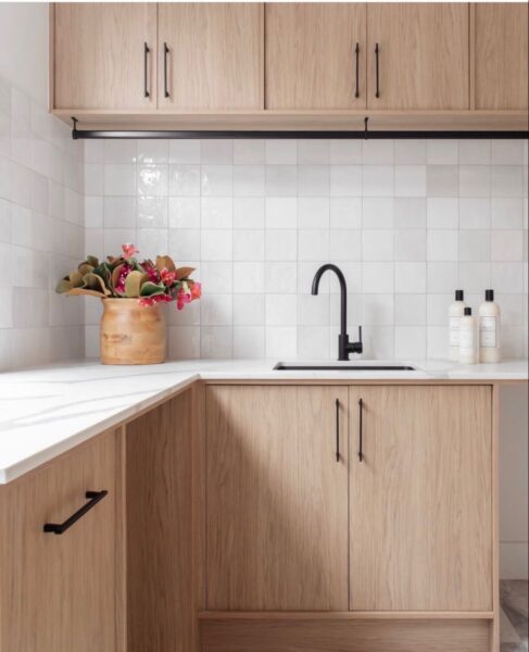 Tủ bếp gỗ tự nhiên hay gỗ công nghiệp 2026? Nên chọn loại nào để bền – đẹp – tiết kiệm 1 Tu-Bep-Go-Tu-Nhien-Hay-Go-Cong-Nghiep