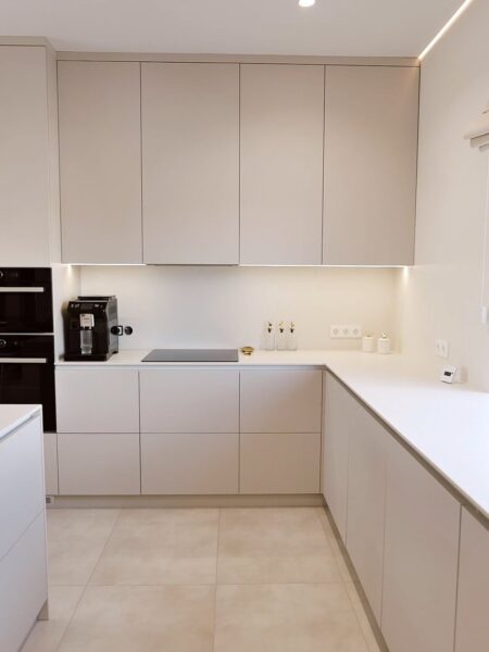 có nên chọn tủ bếp gỗ công nghiệp hay gỗ tự nhiên?